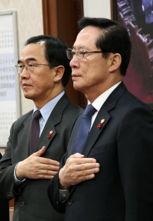 국무회의 참석한 조명균 장관과 송영무 장관
