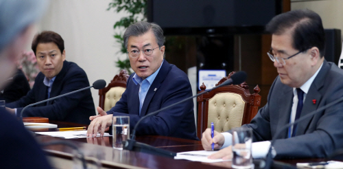 문 대통령, 긴급 수석보좌관회의 주재