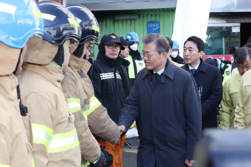 소방대원들 격려하는 문 대통령