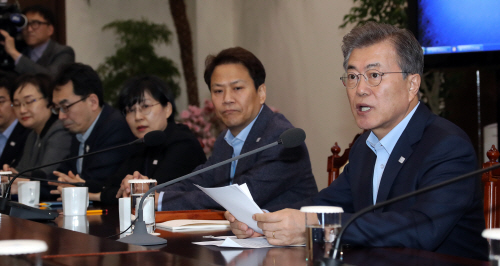 수석보좌관회의 주재하는 문 대통령