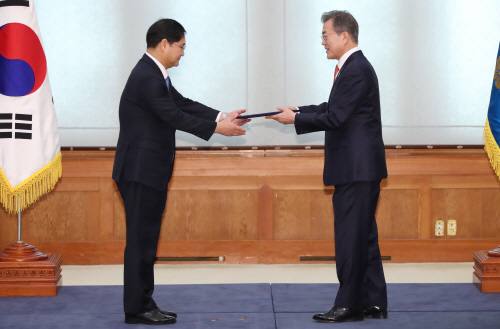 문 대통령, 전홍조 주스페인 대사에게 신임장 수여