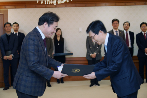 성경륭 이사장에게 임명장 주는 이낙연 총리