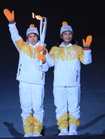 [올림픽] 남북 아이스하키 단일팀, 함께 성화 전달
