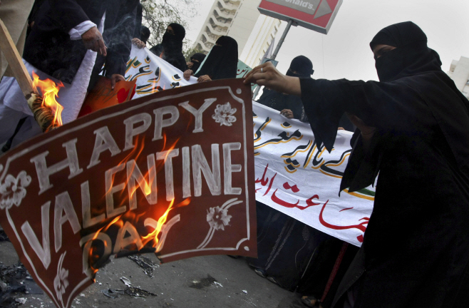 Pakistan Valentines Day <YONHAP NO-0157> (AP)