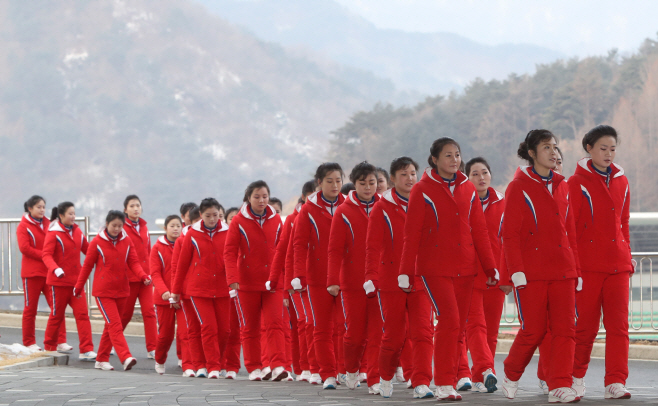 [올림픽] 아침을 맞이하는 북한 응원단<YONHAP NO-1420>