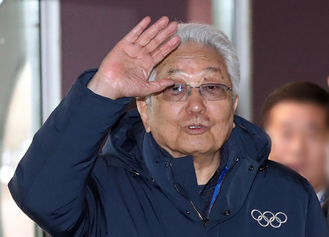 [올림픽]손들어 출국 인사하는 장웅 IOC위원