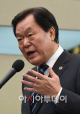 [포토]축사하는 김경재 한국자유총연맹 총재