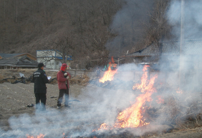 산림연접지 소각행위 단속장면1