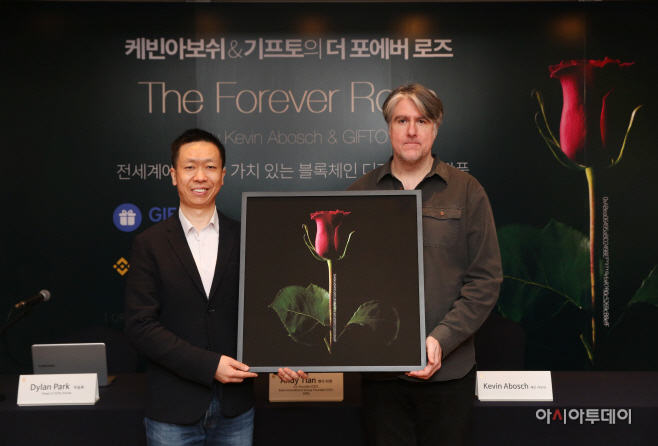 포에버로즈_앤디 티앤CEO(좌)_사진작가 케빈 아보쉬(우)