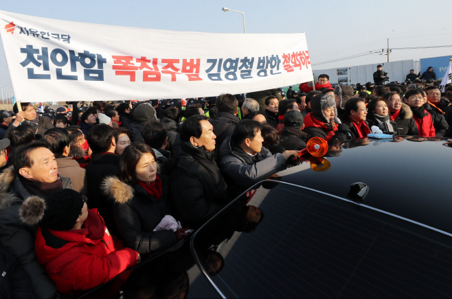 한국당, 통일대교 앞에서 경찰과 대치