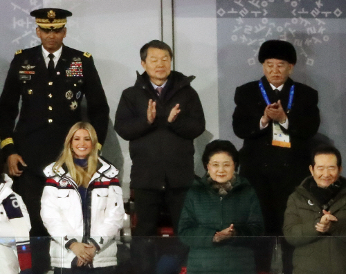 [올림픽] 이방카 바라보는 북한 김영철 부위원장