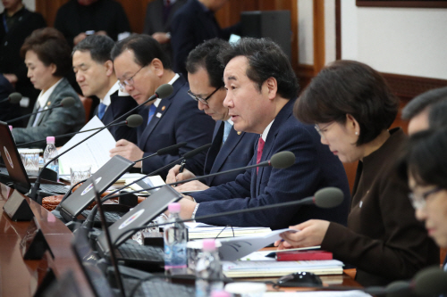 국무회의서 발언하는 이낙연 총리