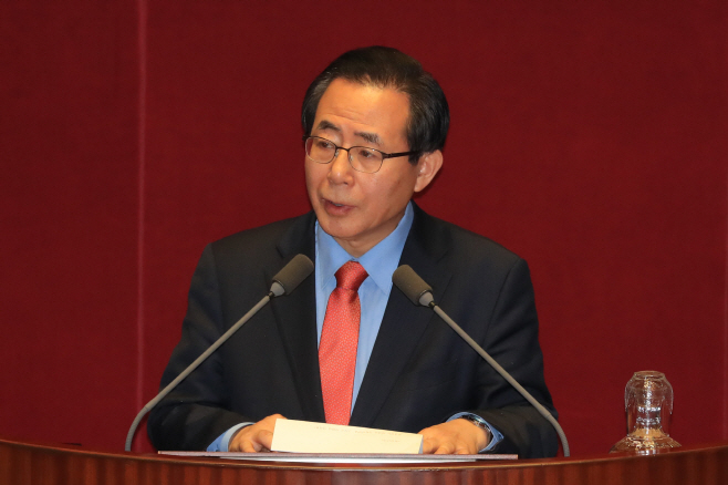 인사말하는 김성곤 국회 사무총장