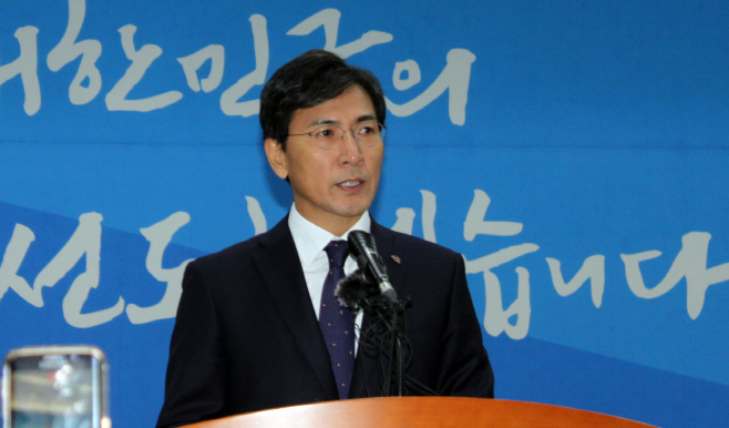 기자회견 하는 안희정 충남도지사