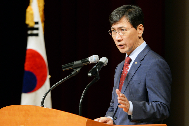 미투운동 장려 후 미투폭로 당사자 된 안희정 지사