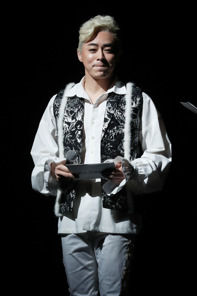 연극 무대 선 조정석<YONHAP NO-3224>
