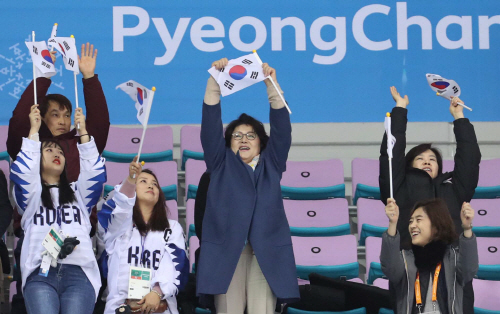 태극기 흔들며 열띤 응원하는 김정숙 여사