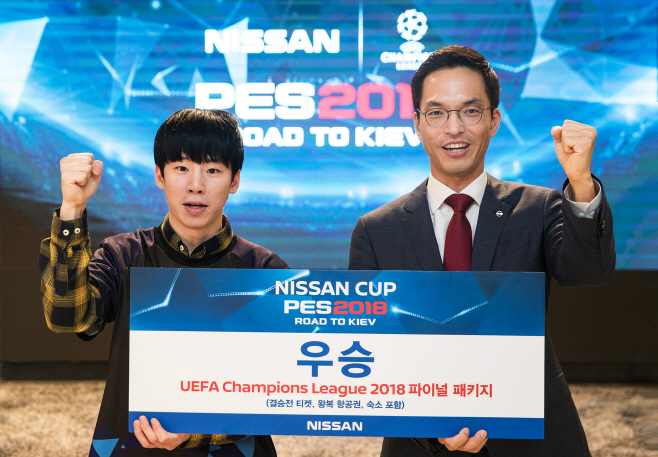 닛산_UEFA 이벤트1_송영우 선수(좌), 한국닛산 허성중 대표(우)