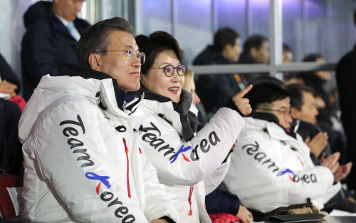 문 대통령 내외, '패럴림픽 공연관람'
