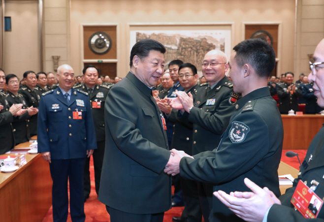 전인대 군·경 대표단 만나는 시진핑
