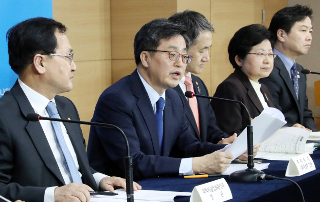 청년 일자리 대책 브리핑 하는 김동연 부총리