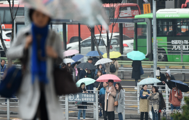 [포토]봄비와 봄 옷입은 우산