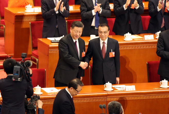 재선에 성공한 뒤 리커창 총리와 악수하는 시진핑
