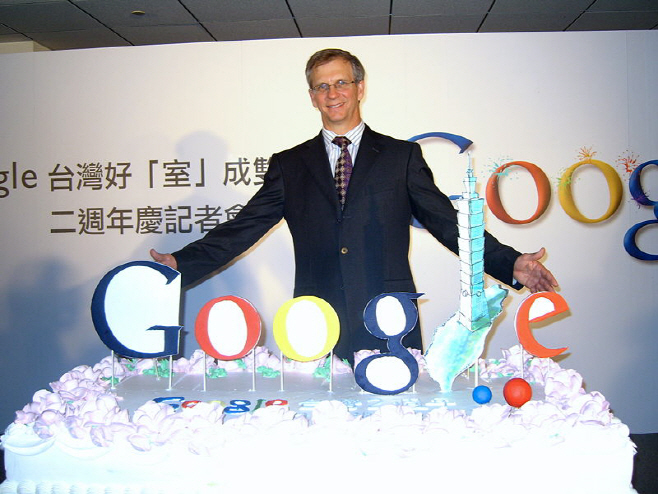 800px-Google_Taiwan_2y_Anniversary_Alan_Eustace