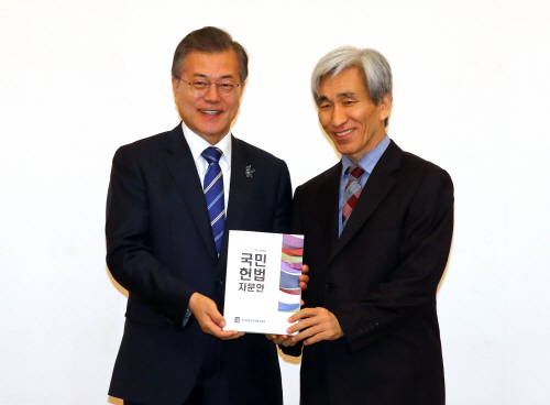 개헌 자문안 전달받은 문 대통령