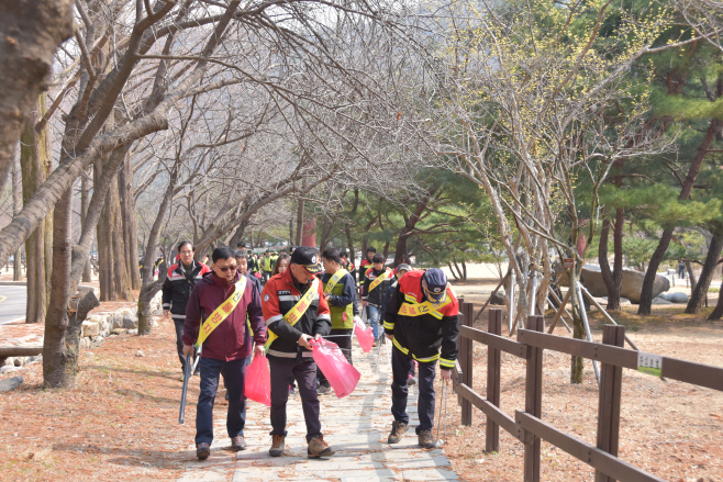 산불예방 캠페인 산림정화 활동을 하는 모습
