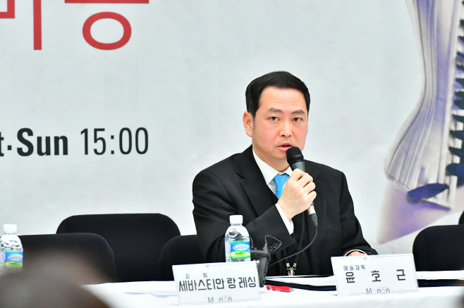 윤호근 예술감독