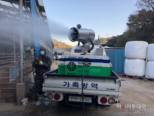 2 농가긴급 소독중인 방역차량