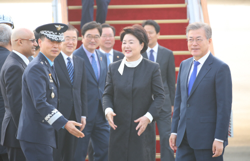 문 대통령 내외 영접 나온 인사들과 인사