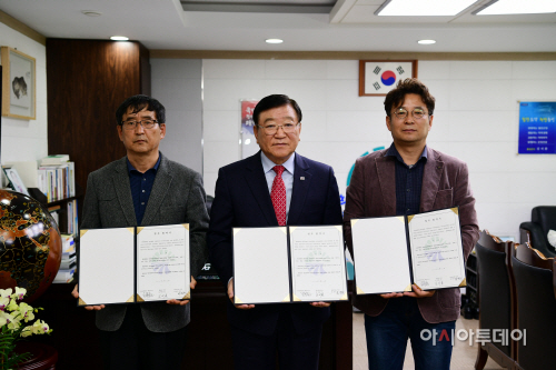 29일(현대백화점 명인명촌 방목돼지 협약식 1)