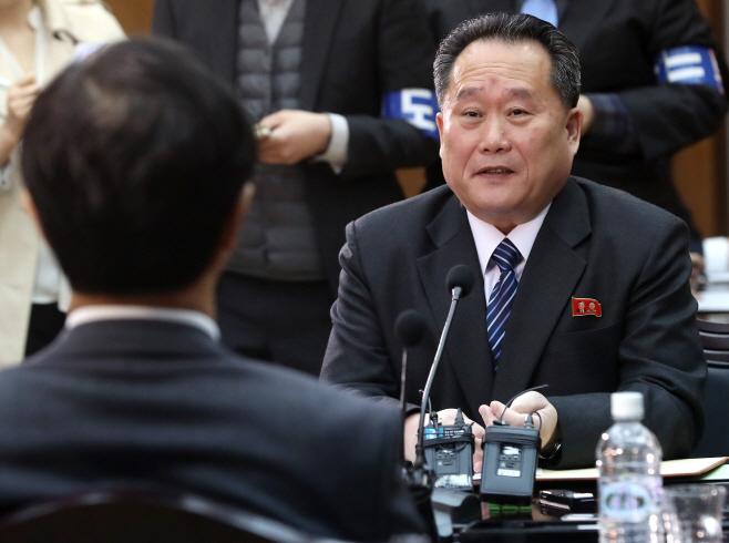 발언하는 북한 리선권 위원장