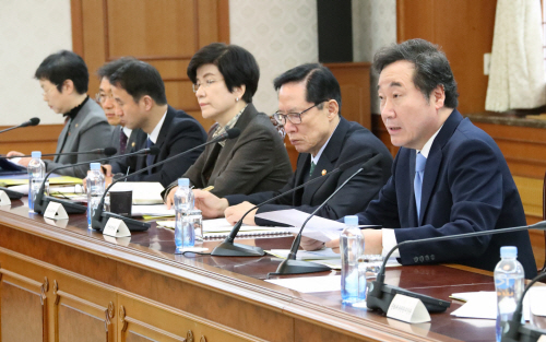 국정현안점검조정회의서 발언하는 이낙연 총리