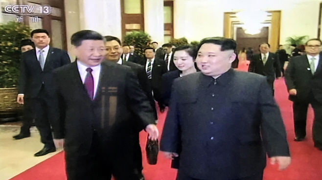 대화 나누는 시진핑과 김정은<YONHAP NO-2259>