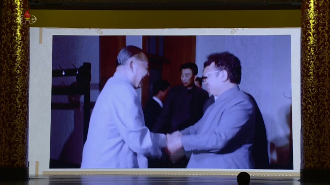 김정은 환영 연회장에 등장한 시진핑 부친과 김정일 사진