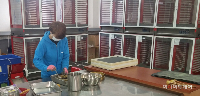 2.0330 농업기술센터-꽃가루 아세톤 처리작업