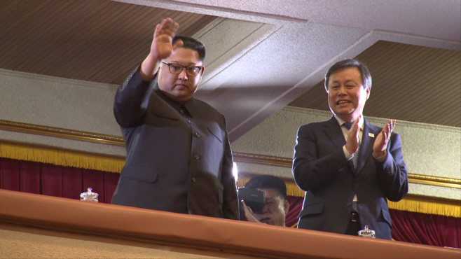 [포토] 김정은 위원장, 남측예술단 평양공연 관람