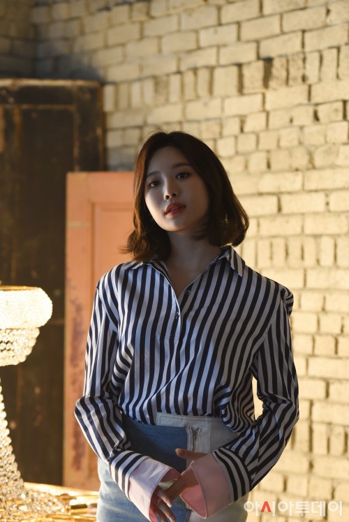 五亿美腿金亚荣散发娇憨魅力