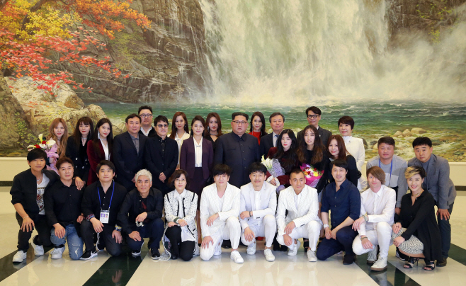 남측 예술단 출연자들과 기념촬영하는 김정은<YONHAP NO-2664>