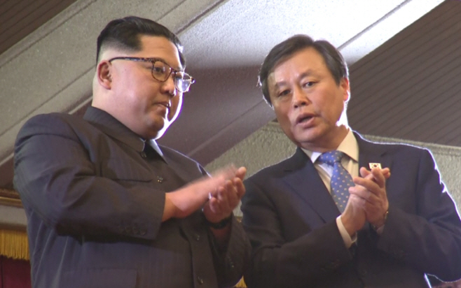 [포토] 남측예술단 평양공연장 찾은 김정은 위원장