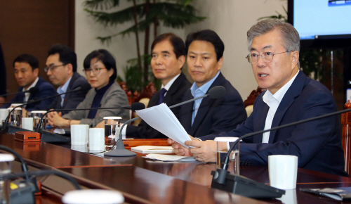 수석보좌관 회의 주재하는 문 대통령