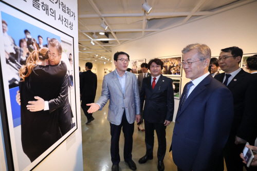 올해의 사진상 보는 문재인 대통령