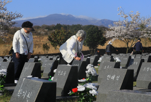 행불인 표석에서 추모하는 유가족