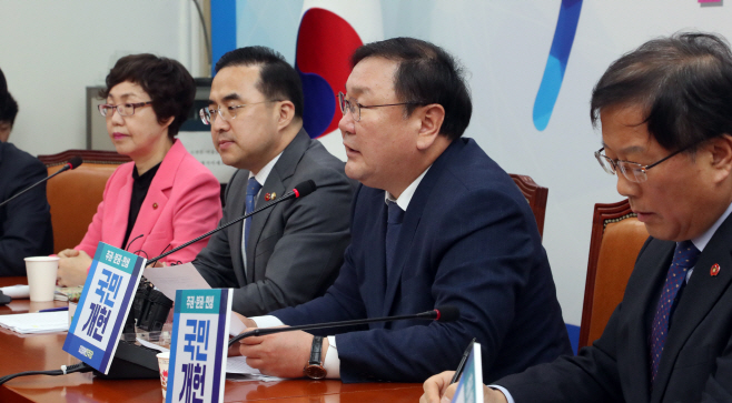 발언하는 김태년 정책위의장