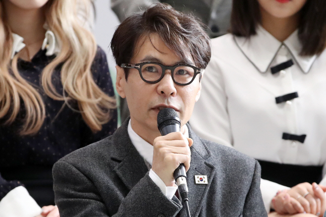 윤상 '잘 다녀오겠습니다'<YONHAP NO-1804>