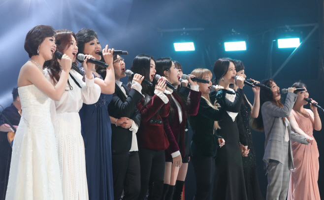 열창하는 남과 북<YONHAP NO-4828>