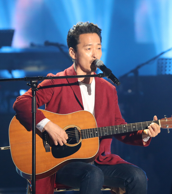 열창하는 강산에<YONHAP NO-4581>